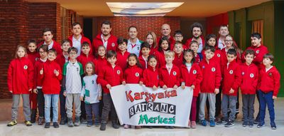 Karşıyaka Satranç Kulübü sporcuları ve antrenörleri