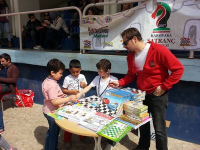 İzmir Üniversitesi Doğanata vakfı turnuvasında Karşıyaka Satranç Merkezi olarak standımızı açtık.