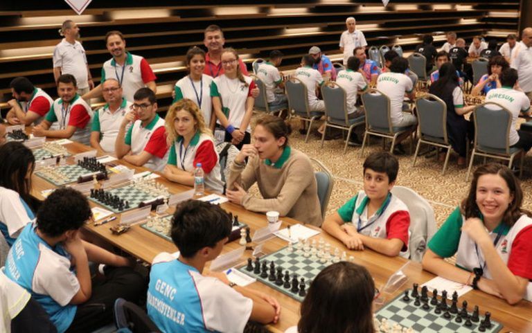 Satranç tahtaları başında birlikte oynayan kulüp sporcuları